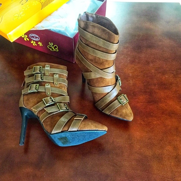 💥LAST ONE💥NWT Multi-Strap/Buckle Ankle Boots - Picture 2 of 2